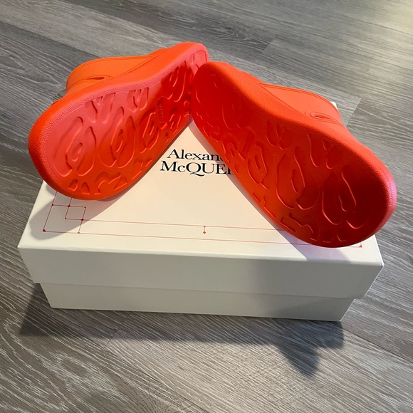 Alexander McQueen oversized slide sandal - Picture 7 of 9